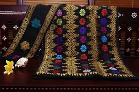 Songket adalah kain yang ditenun dengan menggunakan benang emas atau benang perak. Ciri Ciri Kain Tradisional Yang Ada Di Indonesia
