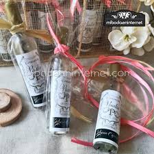 Reutilzar las botellas cortando su base para eliminarla, sustituyéndola por otra de madera, etc., o para partirlas por la mitad, da mucho juego. Sacacorchos Iman Botella Vino Blanco Blog Mibodaeninternet