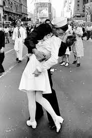 You save ca$8.35 (15%) select a size please select an option. Kissing On Vj Day Prints Alfred Eisenstaedt Allposters Com Alfred Eisenstaedt Black And White Photographs Vintage Photography