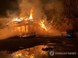전북경찰청은 5일 내장사 대웅전 방화 피의자인 승려 a(53)씨를 현주건조물방화 혐의로 현행범으로 체포해 조사 중이라고 밝혔다. P5lqk W1hyefam