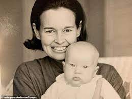 Zustellung innerhalb österreichs in 3 werktagen. Anderson Cooper Enthullt Verstorbenen Mutter Gloria Vanderbilt Wusste Er War Vater Geworden Aktuelle Boulevard Nachrichten Und Fotogalerien Zu Stars Sternchen