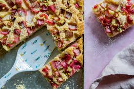 Die rhabarberstcke gleichmig auf dem ausgerollten teig verteilen und nach geschmack zucker und zimt darber streuen. Rhabarberkuchen Vom Blech Home And Herbs