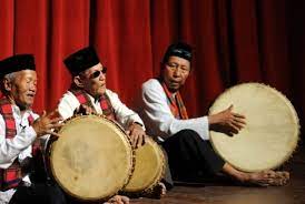 Adalah alat musik menyerupai kendang dan berasal dari afrika, sering juga disebut tumbadora. Rebana Alat Musik Tradisional Melayu