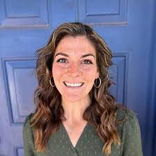 Mindy Dickinson's Instagram, Twitter & Facebook