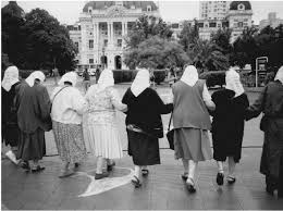 Последние твиты от madres de plaza de mayo (@madresdelaplaza). Members Of Madres De Plaza De Mayo Hold Each Other And Walk Together At Download Scientific Diagram