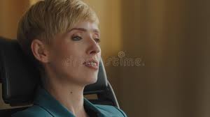 Ritratto Calmo Calmo Caucasico Donna D'affari Matura Donna Boss Bionda Con  I Capelli Corti Siede Appoggiata Sulla Sedia Archivi Video