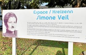 Simone veil était très populaire auprès des français, elle a été désignée deuxième personnalité préférée du pays selon le classement du jdd en 2016, malgré son retrait de la. A Guipavas Une Moustache A La Hitler Sur Le Panneau Consacre A Simone Veil Guipavas Le Telegramme