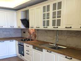 Modern mutfak dolaplarıyla oldukça büyük uyum gösteren ahşap tezgahlar; Beyaz Mutfak Dekorasyonunda Ahsap Tezgah Kullanimi