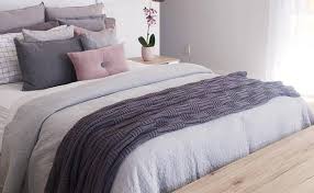 Ruang keluarga minimalis dengan sofa yang nyaman. 7 Desain Kamar Tidur Remaja Perempuan Nyaman Dan Inspiratif
