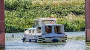 Kayaks et vélos sur le canal de nantes à brest © la vélodyssée ® s.bourcier. Croisiere Morbihan Ploermel Canal De Nantes A Brest En Bateau Sans Permis Au Coeur Du Morbihan Bretagne