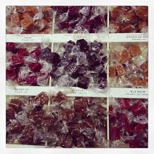 Decouvrez Les Caramels Au Beurre Sale Inventeur Du C B S Chocolat Artisanal Caramel Au Beurre Sale Ble Noir