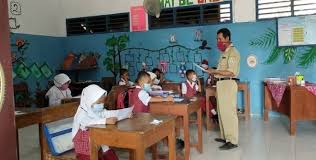 Animasi orang sedang mengajar gambar lucu gif kartun guru mengajar belajar 30 40 8 pensil menarik menulis 10 2 8 konselor 82 132 9 buku. Gaji Rp200 Ribu Guru Di Lamongan Nyambi Jualan Es Keliling