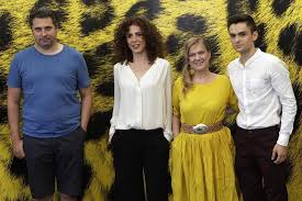 The story is almost entirely from the perspective of emanuel but so much of the film is shot with an almost clinical distance. Filmul Inimi Cicatrizate Castiga Premiul Special Al Juriului La Locarno Film Hotnews Ro