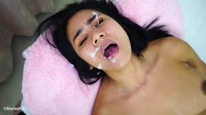 Masturbující Asiat dostane obličeje