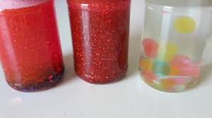 Wasser begeistert immer wieder und es lassen sich tolle spiele damit verbinden. Flaschen Der Ruhe Montessori Der Familienblog Fur Kreative Eltern