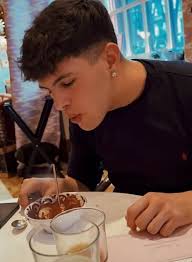 Il figlio di Roberta Ruiu compie 18 anni: la festa con la mamma ex cantante  delle 'Lollipop', oggi esperta di moda, foto