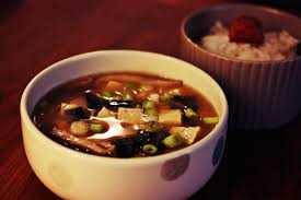 Se usate altre verdure, aggiungetele ogni 3 minuti. La Ricetta Della Zuppa Di Miso Tutto Il Fascino Del Giappone La Cucina Geografica Storie E Ricette Dal Mondo
