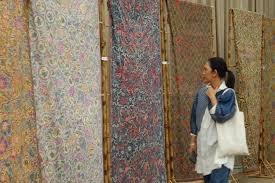 Awalnya, batik memiliki ragam corak dan warna yang terbatas, dan beberapa corak hanya boleh dipakai oleh kalangan. Mengenal Mahakarya Batik 3 Negeri Yang Melegenda Halaman All Kompas Com