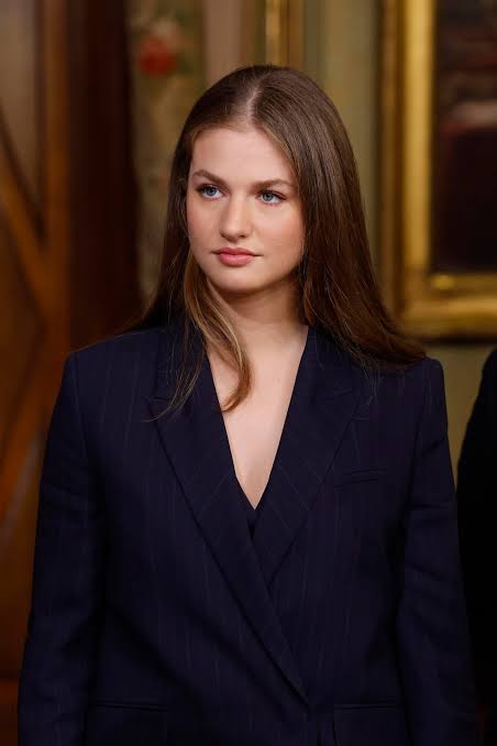 La princesa Leonor deslumbra en Navarra con un 'look' a juego con su madre,  la reina Letizia, que será tendencia - Infobae