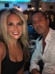 Robyn Rowell's Instagram, Twitter & Facebook