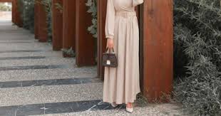 Giyimde birbirini tamamlayan ve sizi stil sahibi gösteren renk kombinasyonları nelerdir? Bu Elbisenin Ustune Hangi Renk Sal Olur Kizlarsoruyor