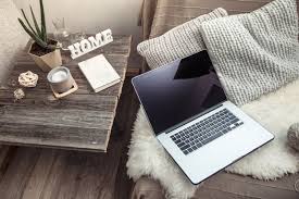 3 dans son livre « je. Travailler A La Maison Avec Un Ordinateur Sur Le Canape Photo Gratuite