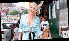 The duo, aged 39 and 7 years old, made a heartwarming video while performing a song from the hit musical, the greatest showman. Pink S Daughter Willow Sage Hart 9 Shows Off Her Incredible Voice In New Duet Cover Me In Sunshine Wstale Com