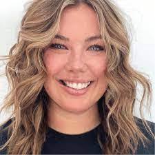 Cara Calhoun's Instagram, Twitter & Facebook