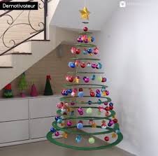 Bricolages pour fabriquer des décorations de sapins avec les enfants : Joli Sapin Fait Main En Carton Peindre Un Grand Carton En Vert Decouper De Grands Cercles Decoration Noel Maternelle Decoration Noel Enfant Creation De Noel