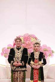 Umumnya pelaminan akan di dekor dengan tema floral. 10 Ide Pose Pengantin Di Pelaminan Yang Bagus Dan Unik