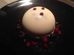 Un Dome Au Chocolat Blanc Une Glace Mascarpone Vanille Feve Tonka Avec Un Coeur De Meringue Et De Fruits Roug Tablette De Chocolat Fond De Tarte Dome Chocolat