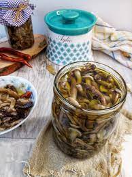 Luigino, il mio spacciatore, questo lo sa e ogni anno mi fornisce questi piccoli capolavori della natura. Funghi Chiodini Sott Olio Ketty Cucino Oggi