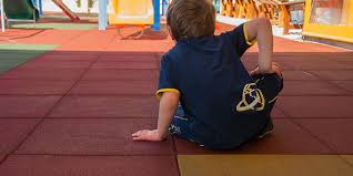 Pisos produzidos a partir de borracha para playgrounds, quintais ou como revestimento de proteção para qualquer parte da casa, escola, condomínio, clube ou área pública. Piso De Borracha Para Playground Entenda Por Que E Tao Diferente