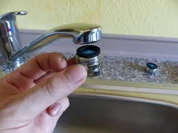 Schlauchanschluss für 1/4″ schlauch für den anschluss an einen wasserhahn mit 3/4″ dies ist ein praktischer adapter, der auf einen wasserhahn geschraubt werden kann um daran den 1/4″. Wie Kann Man Einen Gartenschlauch An Den Wasserhahn Vom Spulbecken Anschliessen Rat Und Infos