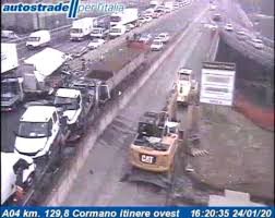 Il bilancio è di due morti a seguito del pauroso incidente che ha coinvolto due camion sull'autostrada a1 tra piacenza e fiorenzuola al chilometro 67, in direzione milano.un autotreno e. Autostrada A4 Chiusa Per Un Grave Incidente Con Mezzi Pesanti Coinvolti Foto Prima Monza