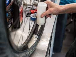 Pour monter le pneu tubeless, il faut tout d'abord monter la valve tubeless de la jante, puis on enduit le premier flanc du pneu de liquide de montage, on met on peut alors gonfler un peu plus jusqu'à la pression souhaitée. Monter Des Pneus Vtt Tubeless Passer Un Vtt En Tubeless Tutoriel
