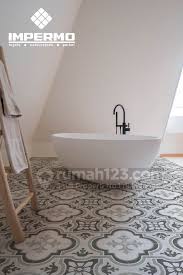 Keramik dinding untuk kamar mandi dapat dipilih dengan motif atau keramik polos. 11 Motif Keramik Kamar Mandi Minimalis Elegan Serasa Di Hotel Rumah123 Com