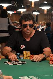 Patrick bruel, écouteurs sur les oreilles, grosses lunettes sur les yeux et moue boudeuse, ne s'attendait certainement ce visiblement très concentré pendant une partie de poker, le chanteur. Patrick Bruel P14b Winamax Poker Team