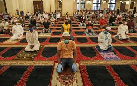 Courir pour rattraper une raka' lors d'une prière en groupe à la mosquée Avec Le Coronavirus Pour Invite Indesirable L Aid El Fitr Confine Medias24