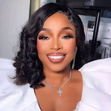 I saw the video of Onyeka Onwenu taking a deep breath before entering the  event venue where she last performed. Her body was probably tired but she  showed up regardless as an