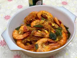 Kelazatan udang butter resepi daripada ‎azlan syazani adanan‎ di laman facebook ini sangat terkenal kerana ia menggunakan creamy cheese yang yang paling menarik daripada resepi ini ialah sarang telur yang ditabur meraup di atas udang butter. Resipi Udang Goreng Butter Santan Aku Sis Lin