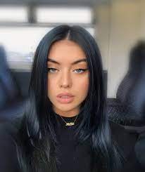 Il modo perfetto per dare movimento e dinamicità ai tagli capelli medi . Colore Capelli Neri 2022 La Scelta Versatile Sempre Di Moda