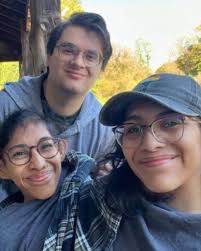 Carmen dan Lupita Andrade adalah kembar siam yang berbagi satu tubuh, namun  memiliki hati dan paru-paru masing-masing. Pada 2024, Carmen menikah  diam-diam dengan kekasih lamanya, Daniel McCormack, sementara Lupita  memilih tetap melajang