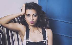 Tiyatroda oyunculuk yapmaya başladı ve ilk filmine hint fantezisi vaah'ta kısa bir rolle başladı! Radhika Apte On Hollywood You Don T Have To Beg Them For Money
