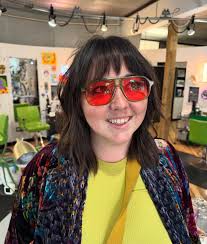 ☀️ New shape for Cath! ☀️ #cincinnati #cincinnatihairstylist #bangs  #texture #razorcut