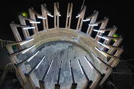 Sare extrasă din mina de sare de la turda are o vechime de aproximativ 13.5 milioane de ani, perioada badeniană, formarea sării fiind favorizată de existenţa unei mări puţin adânci şi a climatului tropical arid, care a favorizat evaporarea apei şi suprasaturarea soluţiei saline. Https Xn Urlaub In Rumnien 2qb De Ro Uir De Vizitat Locatii De Vizitat Salina Turda