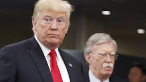 Bolton estripa el Trump més ignorant, influenciable i egòlatra