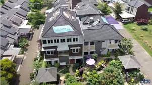 Sungguh aku amat bahagia sekali ketika mas dodo mengajakku pindah rumah yang baru dibelinya secara cicilan, namun amat bagus dan sesuai dengan seleraku.apalagi dari pernikahanku yang memasuki tahun ke lima ini kami telah di beri seorang momongan anak perempuan yang cantik dan. Potret Rumah Mewah Nan Luas Juragan Sentul Wc Nya Saja Canggih Ada Musiknya Merdeka Com