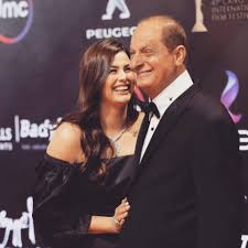 وكانت في وقت سابق قد اعلنت عنها من غير الكشف عن تفاصيلها. Ø´Ø§Ù‡Ø¯ Ù‡Ù†Ø§Ø¯ÙŠ Ù…Ù‡Ù†Ø§ ØªØ±Ø¯ Ø§Ø¹ØªØ¨Ø§Ø± Ø­Ù…Ùˆ Ø¨ÙŠÙƒØ§ ÙˆØ´Ø§ÙƒÙˆØ´ ÙˆØ¹Ù…Ø± ÙƒÙ…Ø§Ù„ Ø¯Ø¹ÙˆØªÙ‡Ù… Ù„Ø²ÙØ§ÙÙŠ ÙˆØ´Ø±ÙÙˆÙ†ÙŠ Ø³ÙŠØ¯ØªÙŠ