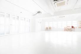 studio serato 幡ヶ谷 笹塚 新宿エリアにある自然光ハウススタジオ 広さ145平米の白を基調とした空間には アンティーク調の窓や壁 家具が多数取り揃えられています シーンや用途に合わせて使える 柄の違う移動式の壁パネルも豊富に取り揃えています ハウス